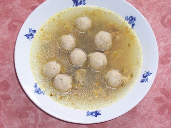 Zeleninová polévka s drožďovými knedlíčky