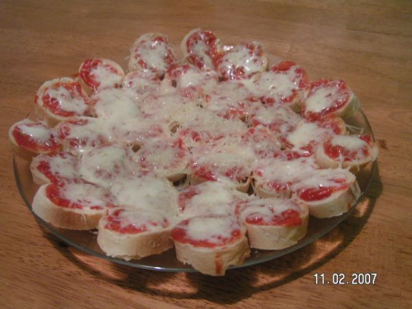 Rohlíkové minipizzy - ze starých rohlíků !!!