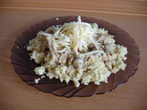 Kuskus a sojové nudličky s hříbkouvou omáčkou na smetaně