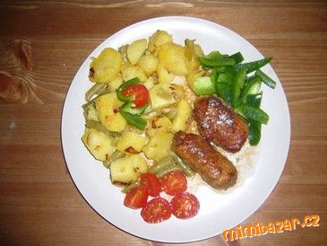Čevabčiči s bramborem na cibulce.
