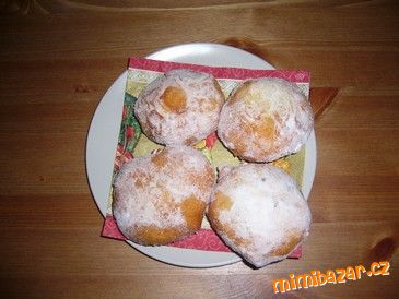 Koblížky z fritáku.Zadělávám v pekárně.