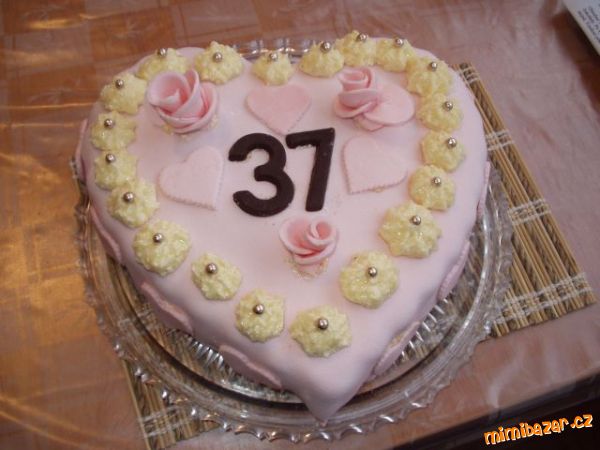 Můj první dort z marcipánové hmoty z bonbónů marshmallows přítelovi k narozeninám:o)