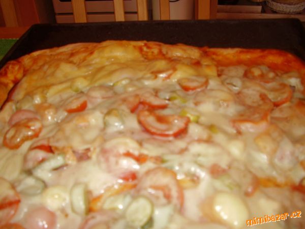 Pizza z kynutého jogurtového těsta