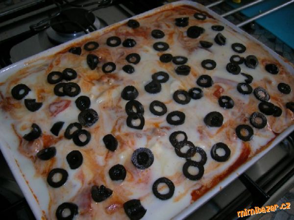 LASAGNE s mletým masem, sýrem a olivama
