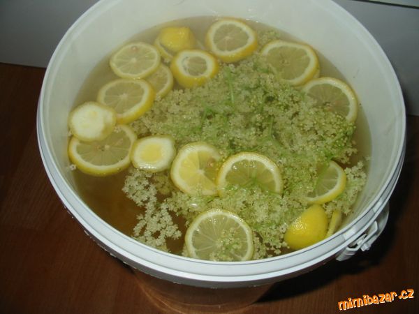 LIMONÁDA K KVĚTU ČERNÉHO BEZU ( limča bez bublinek :-) )