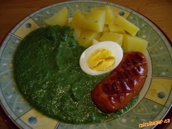 Špenát s bramborama,vajíčkem a opeč.špekáčkem