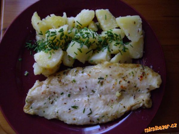 Filetky na másle a česneku s novými bramborami a pažitkou