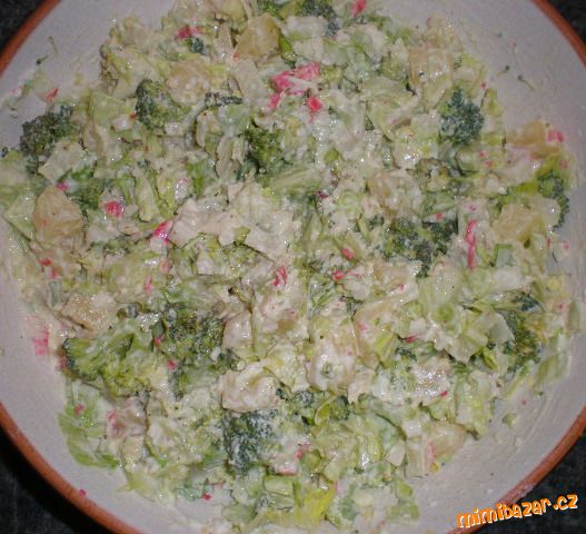 Brokolicový salát s ananasem, surimi tyč., ledovým salátem a kari kořením se zakysanou smetanou....netradiční pochoutka, ale fakt je to dobré