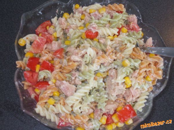 Teply salat s tunakem