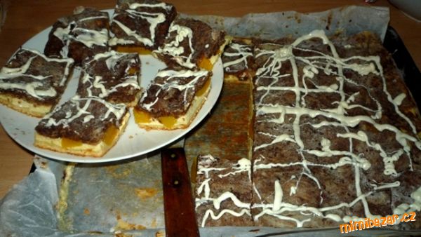 Koláč z vařených brambor plněný tvarohem a broskvema.