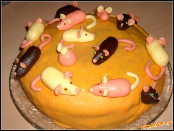 MŮJ PRVNÍ potahovaný dort :o))