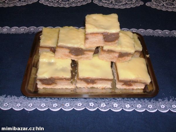 DÍRKOVANÝ KOLÁČ S ČOKOLÁDOVOU POLEVOU A CITRONOVÝM PUDINKEM