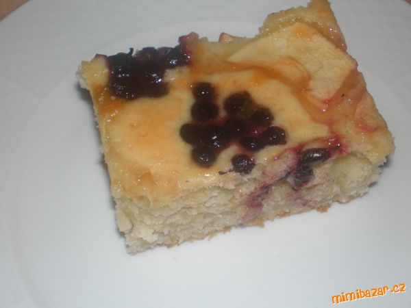 Jablkový koláč s čučoriedkami