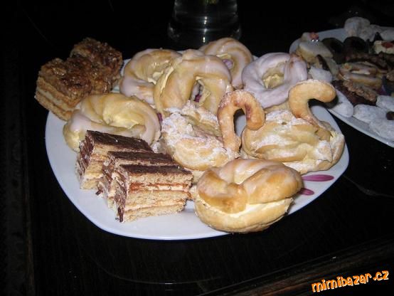 Věnečky,labutě z odpalovaného těsta,medovník, nebe v hubě