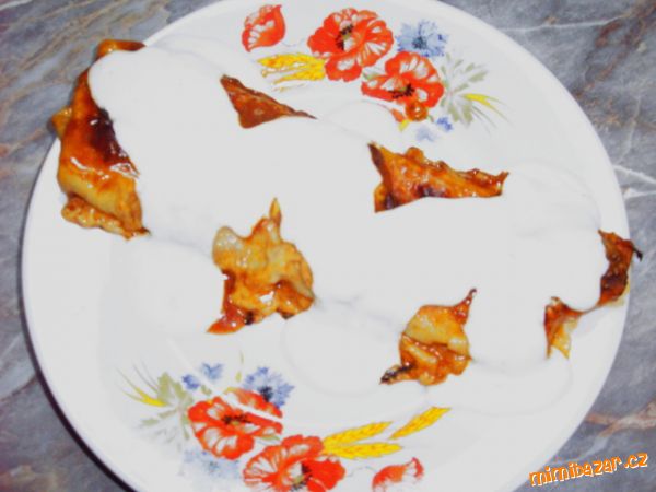 ZAPEČENÉ TORTILY S CHILLI CON CARNE a česnekovým dipem