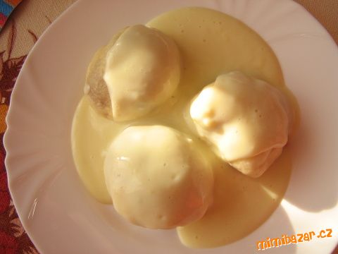 Kynuté ovocné knedlíky v omáčce