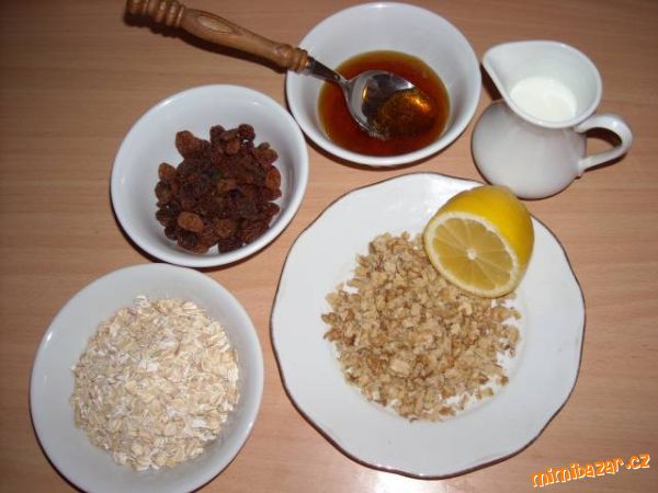Zdravá bašta z ovesných vloček, medu, citronu, rozinek a oříšků - pro zdraví a krásu
