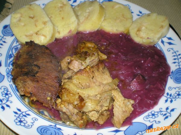 Prokládaná krkovička s červeným zelím a bramborovým knedlíkem