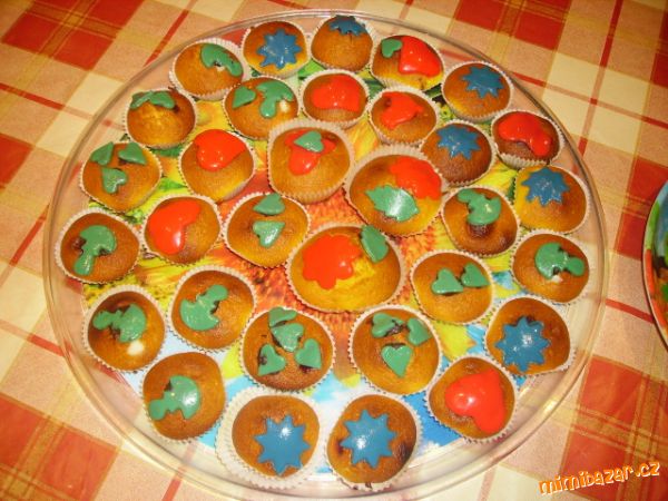plněné barevné muffiny