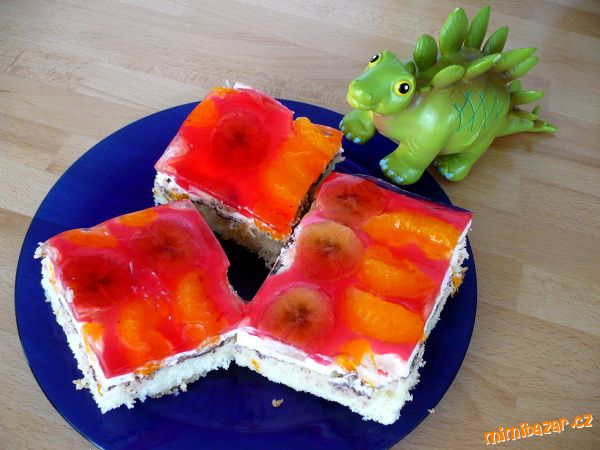 Lahodňáček se zakysanou smetanou,ovocem a želé-i dinosaurek by si ho dal...