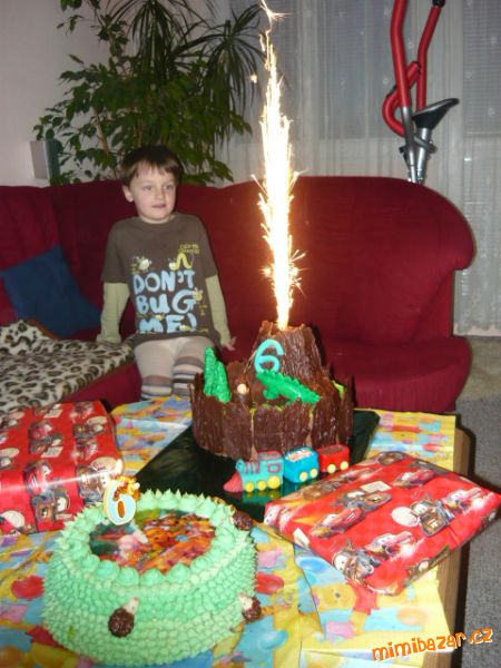 Dva dortíky medvídek Pů a Dortík sopka:))