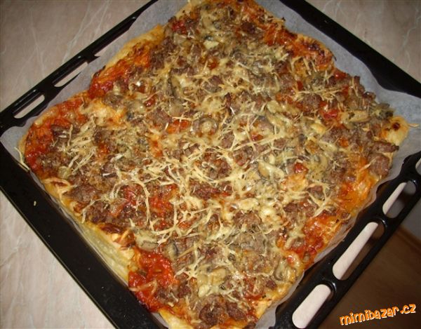 PIZZA NA PLECH Z LISTOV. TĚSTA A S MLETÝM MASEM