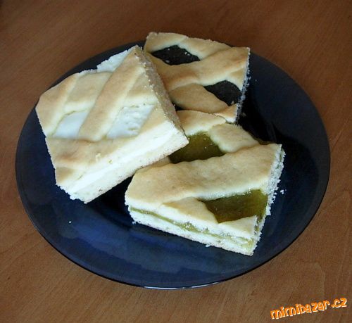 Mřížkový koláč z křehkého těsta, mák, tvaroh, rebarbora