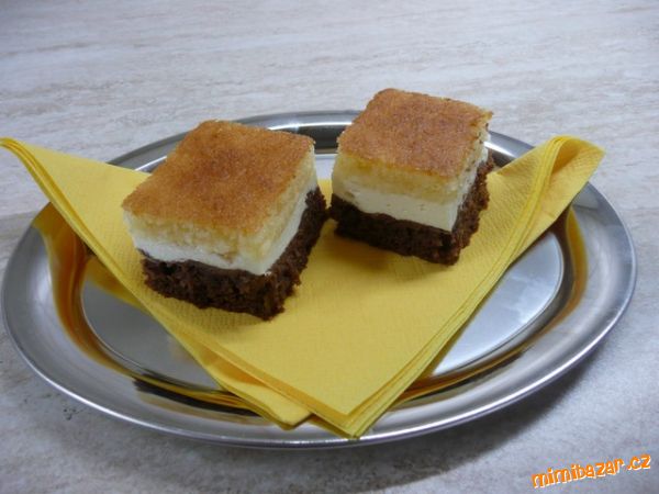 Trojbarevná