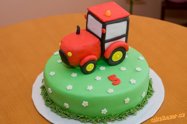 Červený traktor