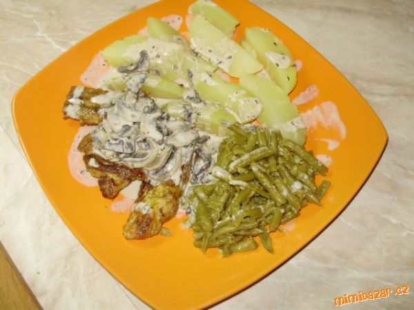 Krůtí prsa přelité žampionovou omáčkou a zelené fazolky-vlastní recept