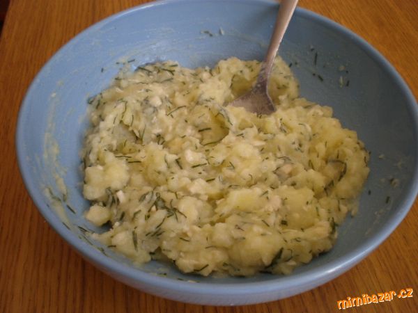 Brambory s masem a koprem