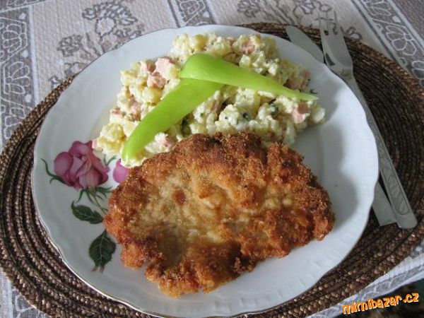 Kotletka s bramborovým salátem