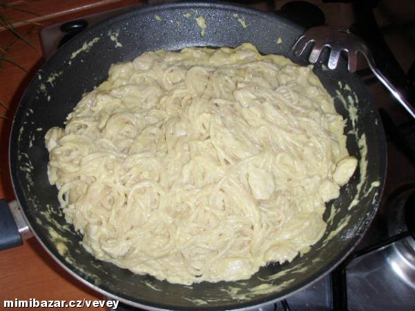 smetanové špagety na curry s kuřecím masem