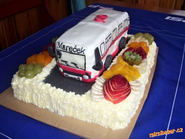 Autobus + ovocné pozadí