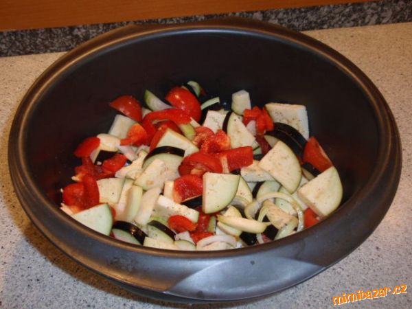 Lilek se zeleninou - jako lehká večeře nebo dietní oběd či jen příloha. Rychlé, chutné, vhodné :-)