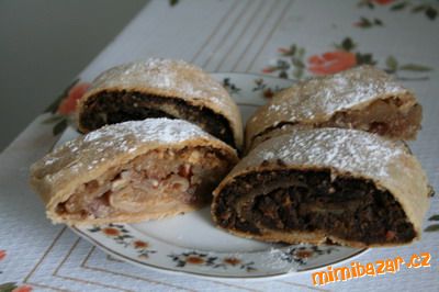 Moc dobrý štrůdl (rychlé, snadné těsto, které se krásně vyvaluje)