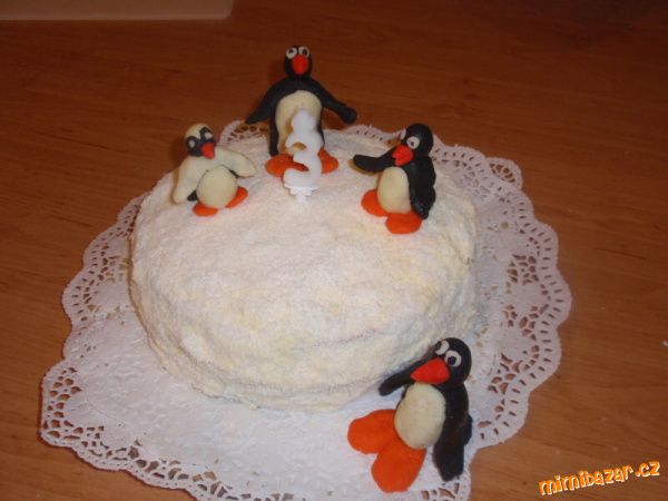 Kokosem zasněžený dortík s rodinkou tučnáčka Pingu - mé první figurky z modelovací hmoty
