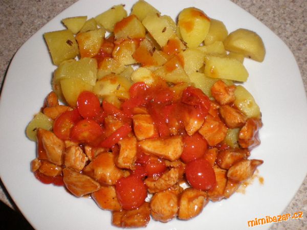 Kuřecí kousky s rajčatama, paprikou a chilli