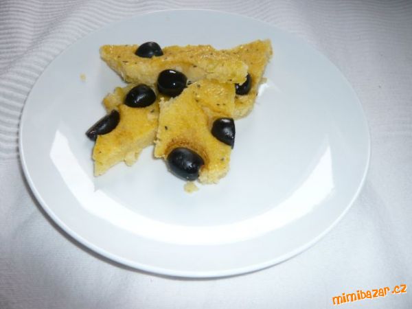 Zapečená polenta s olivami a bylinkami