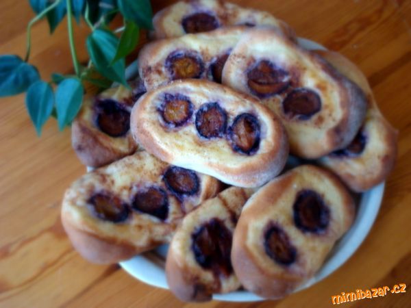 Koláčky se zakysanou smetanou a ovocem