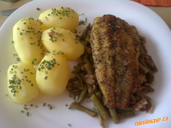 Pangasius s fazolkama na slanině