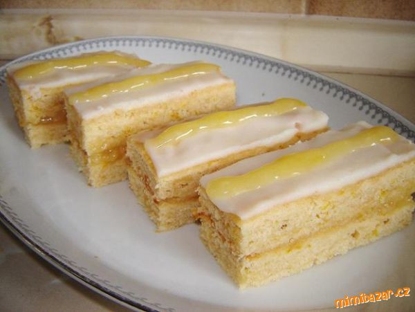Citronové řezy s citronovou pomazánkou (Lemon Cake with Lemon Curd)