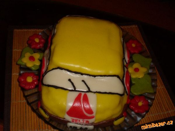 Sušenkové autíčko na večírek firmy Delta:-)děkuju moc všem maminkám za rady ohledně potahování a tvarování,ale stejně se mi moc neopovedlo :-(