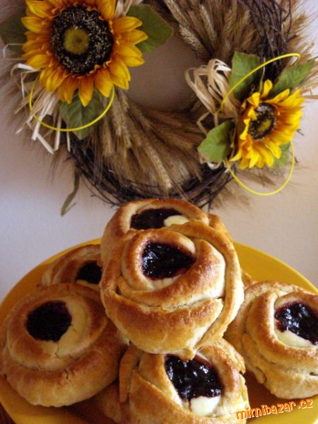 Vláčné ´růžičkové´ koláče (nekynuté)