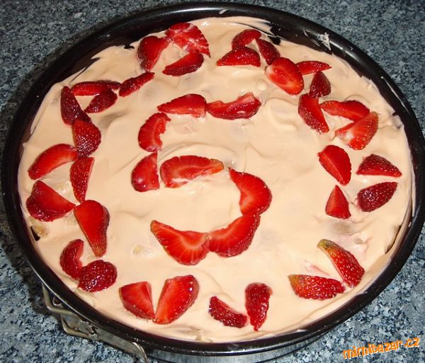 Jahodový piškotový dortík - syn si zkoušel udělat k narozeninám,já jen pomáhala:)