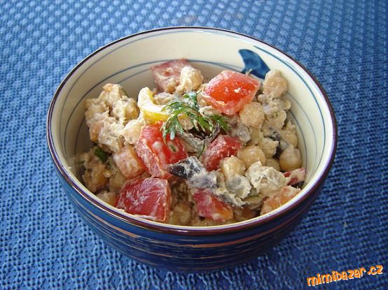 Cizrnový salát s lilkem, koriandrem a tahini