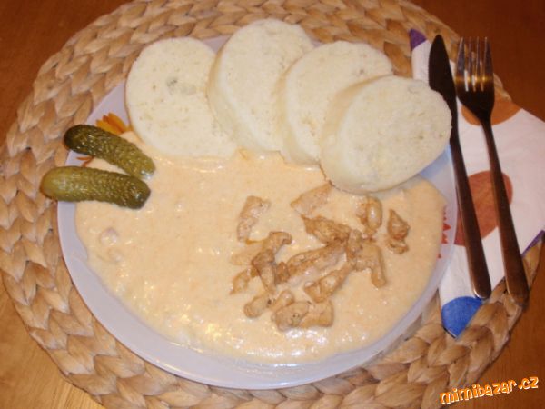 >>> Kuřecí na paprice (na smetaně) s houskovým knedlíkem (i s pečeným králíkem)