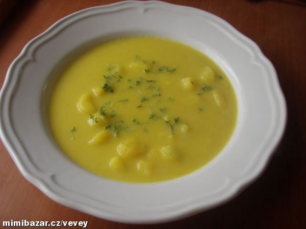 patizonová polévka se šafránem a řeřichou