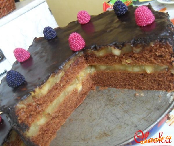 Sacher dort s jablkovou náplní