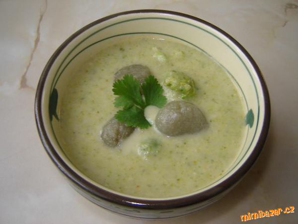 ZAHŘÍVACÍ BROKOLICOVÁ POLÉVKA (s chilli papričkou a kokosovým mlékem)